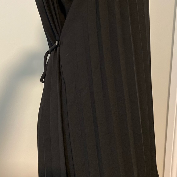 Perfect little black dress! - Picture 5 of 9